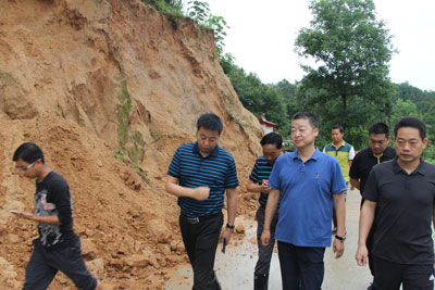 城固县政协主席肖万朋检查联系镇村 防汛安全及脱贫攻坚工作